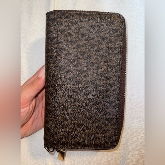 Large Michael Kors Wallet - Picture 3 of 3